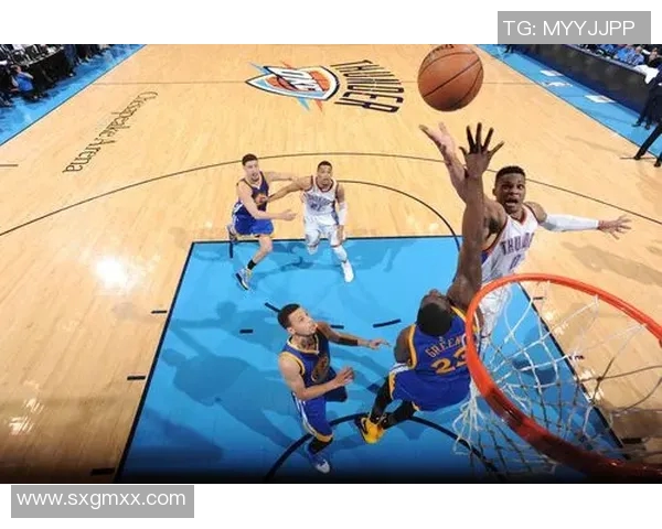 勇士与雷霆激战正酣现场直播全程回顾与精彩瞬间分析